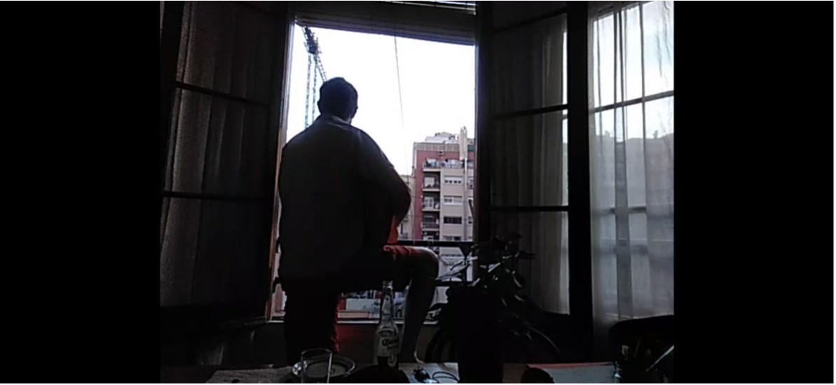Joan Delgado, arquitecto y músico, cantando desde su ventana en Barcelona